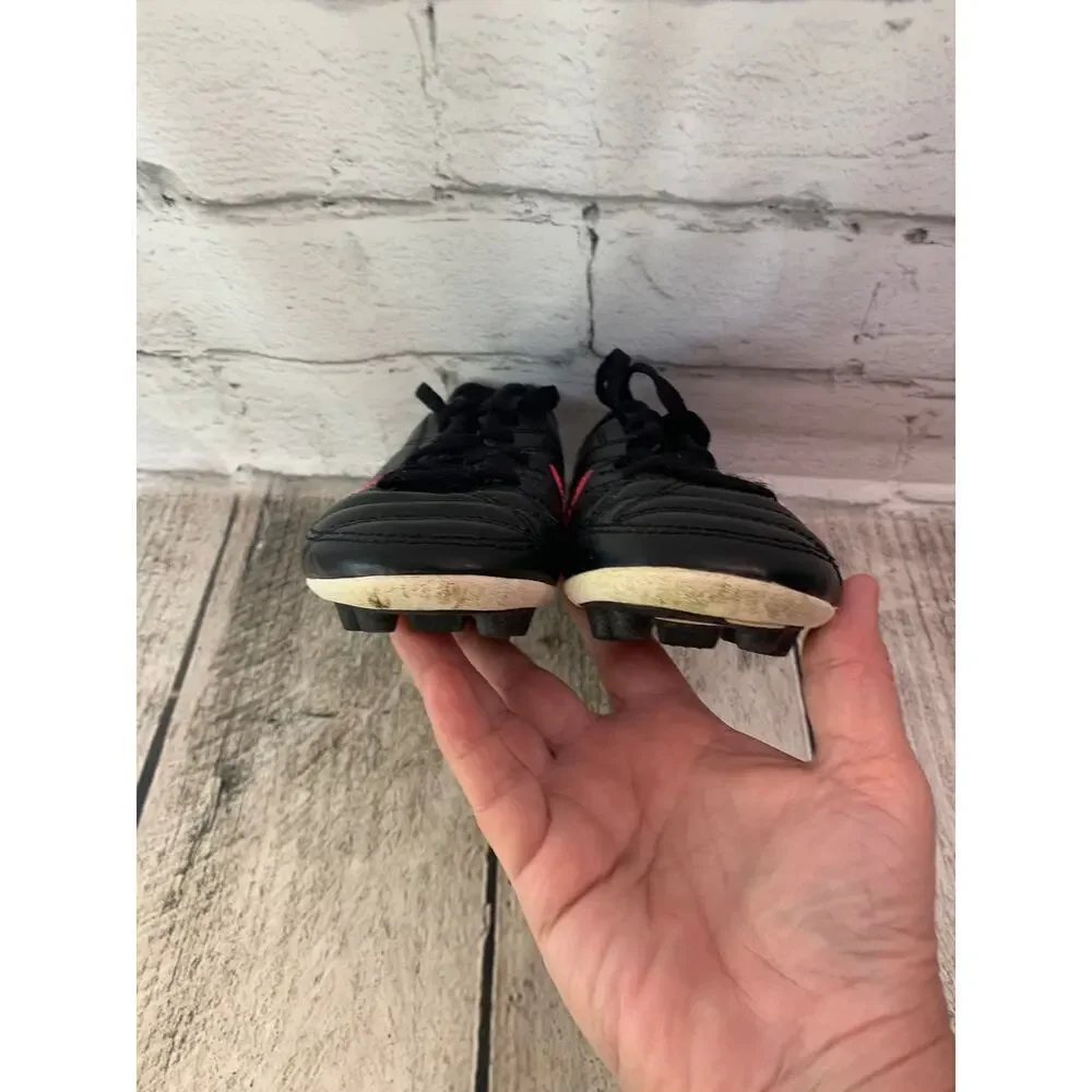 NIKE Girl's Black/Pink Soccer Cleats / Size: 10C